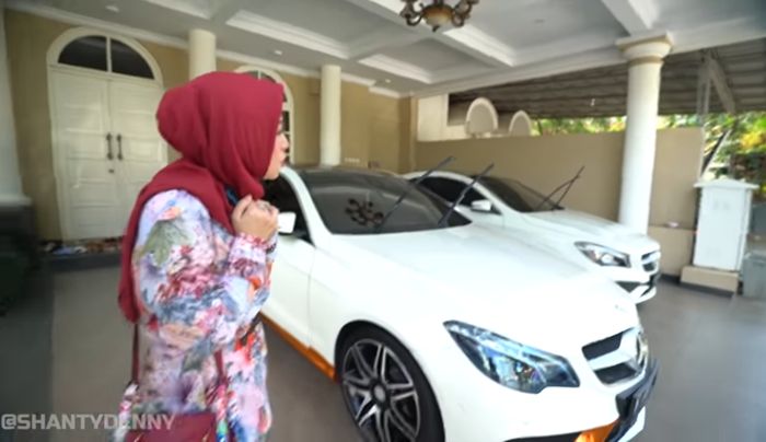 Mobil mewah terparkir di rumah Bebizie.