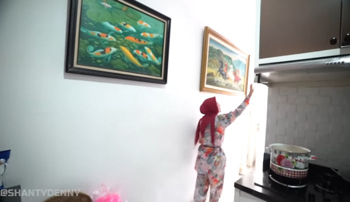 Koleksi lukisan di rumah Bebizie.