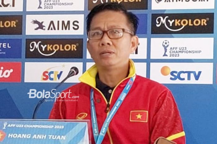 Pelatih timnas U-23 Vietnam, Hoang Anh Tuan dalam sesi konferensi pers jelang semifinal Piala AFF U-23 2023 di Rayong Provincial Stadium, Rabu (23/8/2023).