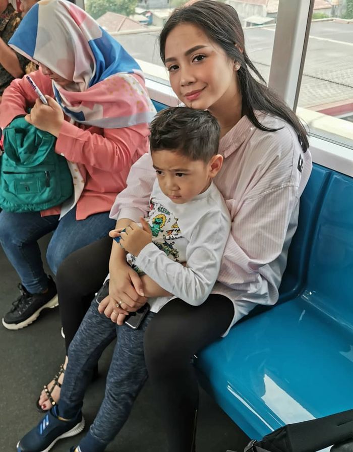 Penampilan Nagita Slavina kenakan fashion item branded saat naik kereta MRT