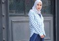 Stylish di Airport dengan Inspirasi Gaya Hijab Kasual ala Zaskia Adya Mecca