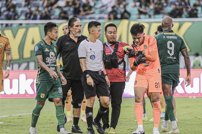Kabar terbaru terkait kondisi kiper Persebaya Surabaya Ernando Ari yang mengalami cedera dalam laga melawna Bhayangkara FC, Minggu (4/2/2024).