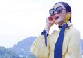 Asyik Duduk Ngemper di Tangga, Syahrini Tampil Cuek Letakkan Tas Seharga Hampir 2 Miliar di Jalanan Saat Liburan