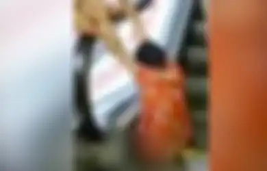 Kaki Kirinya Terputus Setelah Terjebak di Eskalator, Tapi Wanita Ini yang Disalahkan