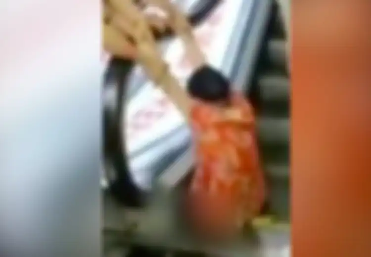 Kaki Kirinya Terputus Setelah Terjebak di Eskalator, Tapi Wanita Ini yang Disalahkan