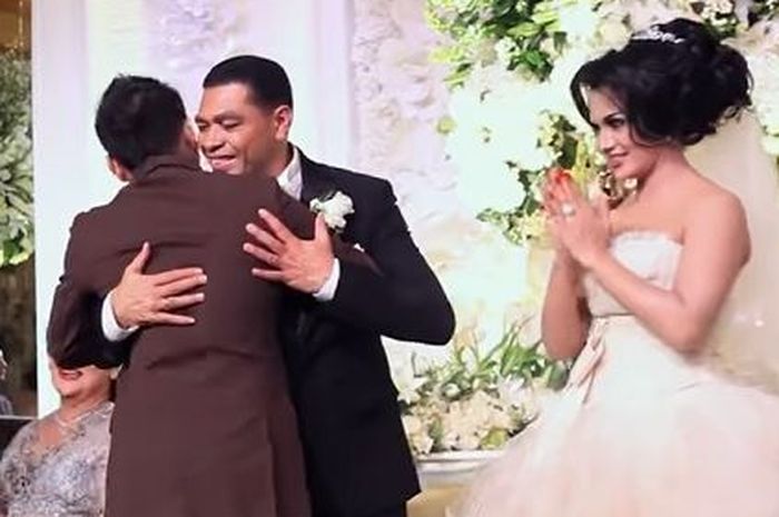 Anang Hermansyah saat hadiri pernikahan Krisdayanti dan Raul Lemos.