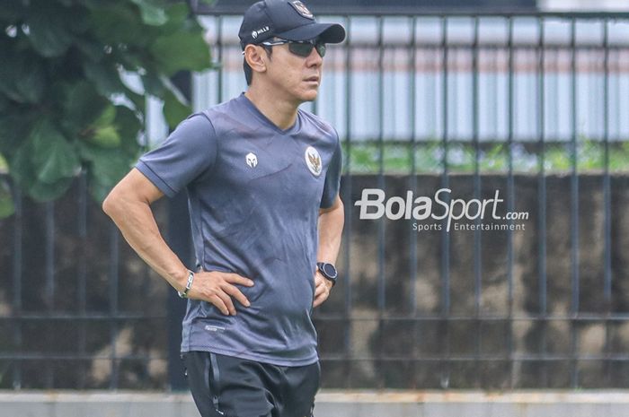 Pelatih timnas U-20 Indonesia, Shin Tae-yong, sedang memantau para pemainnya di Lapangan A, Senayan, Jakarta, Senin (20/2/2022) siang.