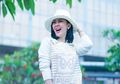 Bukan Hermes, Syahrini Unggah Instastory Sambil Kerja Pamer Tas Chanel Harga Ratusan Juta Rupiah