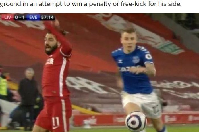 Menyedihkan, penyerang Liverpool, Mohamed Salah, linglung usai diving pada menit ke-58 sebab kena colek bek Everton.