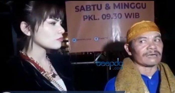 Aksi Dinar Candy berbikini di <a href='https://manado.tribunnews.com/tag/pinggir-jalan' title='pinggir jalan'>pinggir jalan</a> protes karena PPKM diperpanjang oleh <a href='https://manado.tribunnews.com/tag/presiden-jokowi' title='Presiden Jokowi'>Presiden Jokowi</a> membuat sang ayah syok.