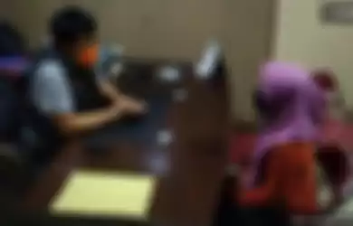 Karena tidak ingin menuruti permintaan mereka, sepasang ibu dan anak di Palembang menyandera suami tetangga.