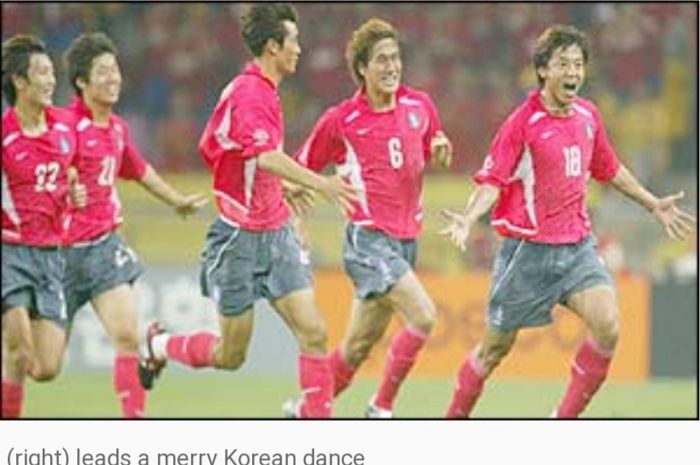 Para pemain Korea Selatan melakukan selebrasi usai menjebol gawang Polandia pada pertandingan Grup D Piala Dunia 2002 di Stadion Asiad Busan, 4 Juni 2002.