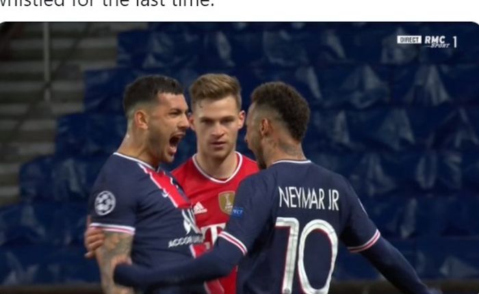 Momen striker Paris Saint-Germain, Neymar dan rekannya, Leandro Paredes, melakukan selebrasi keberhasilan klub lolos ke semifinal Liga Champions 2020-2021 di hadapan gelandang Bayern Muenchen, Joshua Kimmich