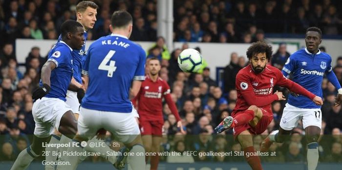 Penyerang Liverpool, Mohamed Salah, melepaskan tembakan dalam laga Liga Inggris pekan ke-29 versus Everton di Stadion Goodison Park, 3 Maret 2019.