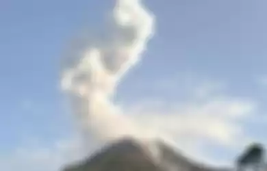 Gunung Merapi keluarkan luncurkan awan panas, Sabtu (9/11/2019).