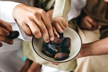Kurma segar atau kering bisa menjadi pengganti gula rafinasi yang bagus.