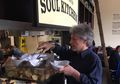 Melihat Restoran Milik Jon Bon Jovi yang Gratiskan Makanan Bagi Orang-orang Membutuhkan