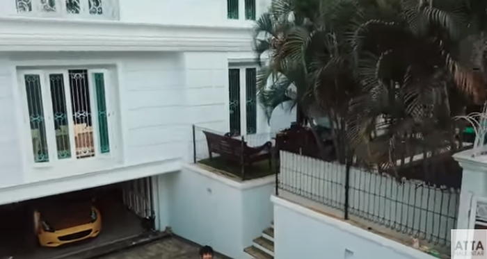 Potret rumah mewah Rian D'Masiv dari depan.