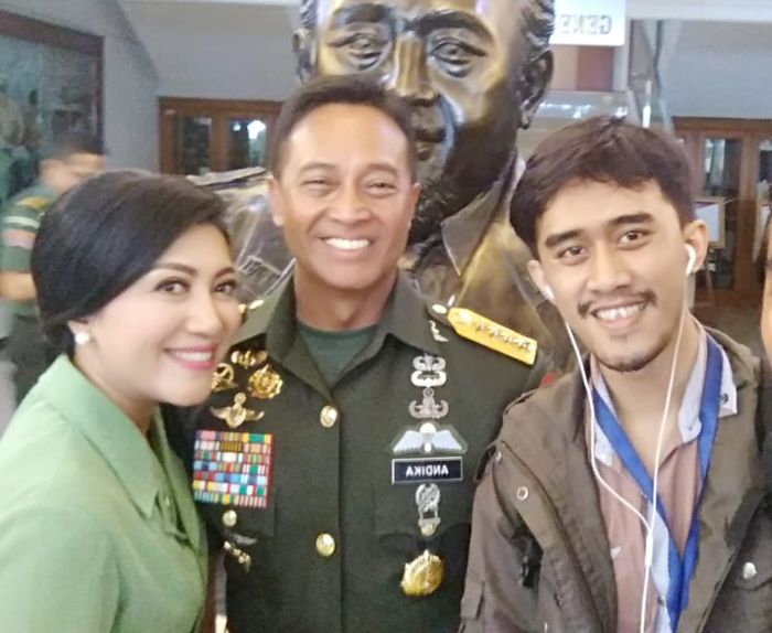 Kasad TNI Jenderal Andika Perkasa bersama sang istri saat selfi dengan Jurnalis GridHEALTH.id, Anjar Saputra, di RSPAD Gatot Subroto Jakarta (16/12).