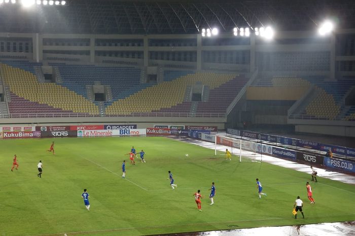 Suasana pertandingan antara PSIS Semarang melawan Bali United pada laga pekan ke-17 Liga 1 2022/2023 di Stadion Manahan, Solo, Kamis (22/12/2022)