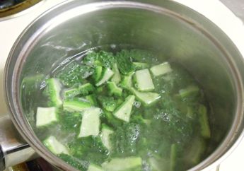 Tolong Kasih Tahu ke Pengidap Kolesterol, Kadar Kolesterol Bisa Anjlok Cuma dengan Minum Teh dari Air Rebusan Sayur Murah ini, Coba Deh!