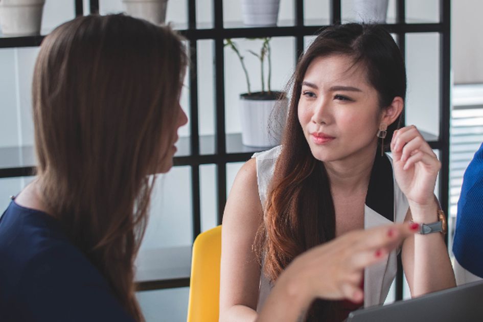 Temen Dekat Lagi Ada Masalah Tapi Kamu Bingung Mau Ngomong Apa? 5 Kalimat Ini Bisa Membantu Loh! - Semua Halaman - Grid.ID