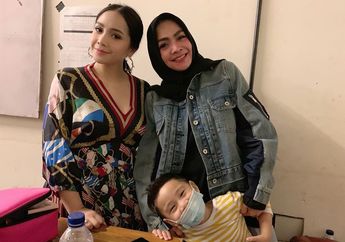 Dikenal Tajir Melintir, Rieta Amilia Tak Gengsi Lesehan di Depan Panggung Demi Bisa Nonton Konser Pertama Nagita Slavina