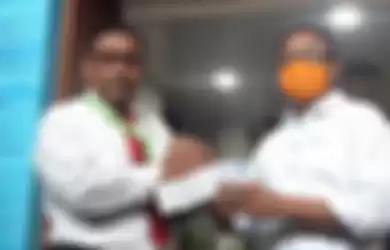 Gubernur Maluku menyerahkan obat corona