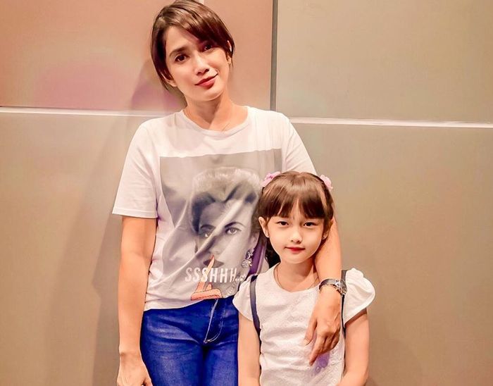 Shakeela Eleanor Ameera dan Ussy Sulistiawaty