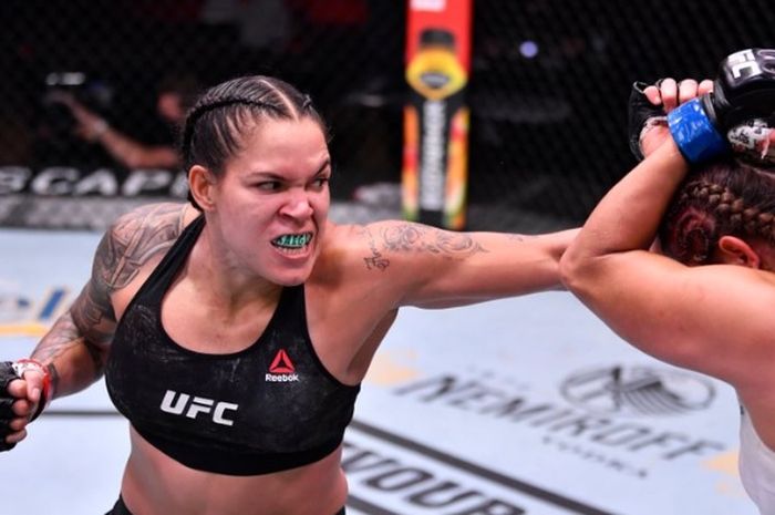 Aksi petarung wanita terbaik, Amanda Nunes (kiri) yang bakal tampil di UFC 259.