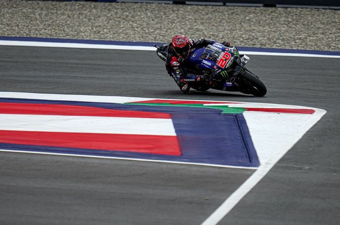 Pembalap Monster Energy Yamaha, Fabio Quartararo, melewati tikungan zig-zag baru di Red Bull Ring pada latihan bebas MotoGP Austria, 19 Agustus 2022.