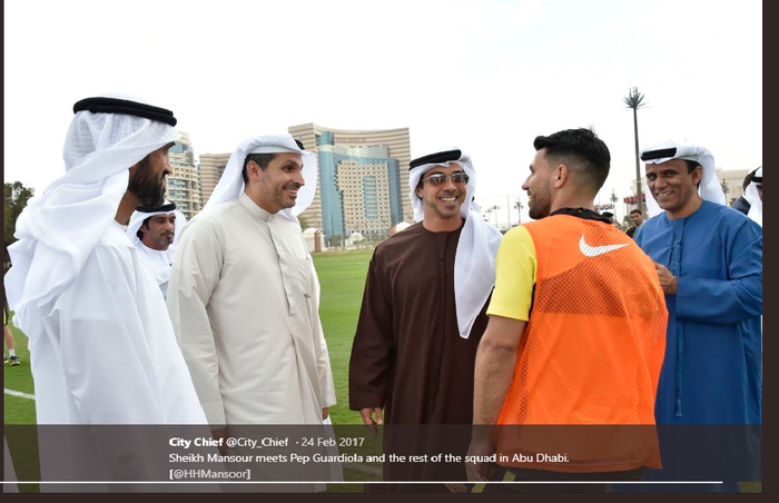 Pemilik Manchester City, Sheikh Mansour (baju coklat).