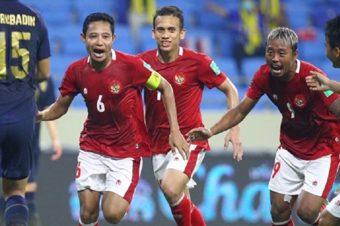 Evan Dimas selebrasi dengan sejumlah pemain Timnas Indonesia setelah mencetak gol ke gawang Thailand dalam Kualifikasi Piala Dunia 2022 di Dubai, UEA, 3 Juni 2021. Duel ini berakhir 2-2.