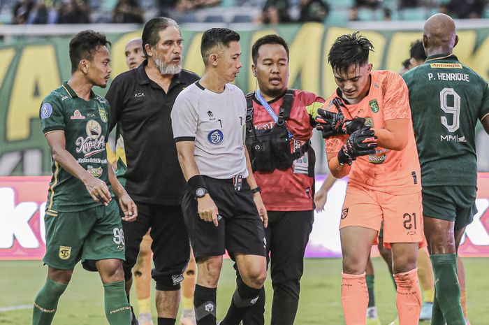 Kabar terbaru terkait kondisi kiper Persebaya Surabaya Ernando Ari yang mengalami cedera dalam laga melawna Bhayangkara FC, Minggu (4/2/2024).