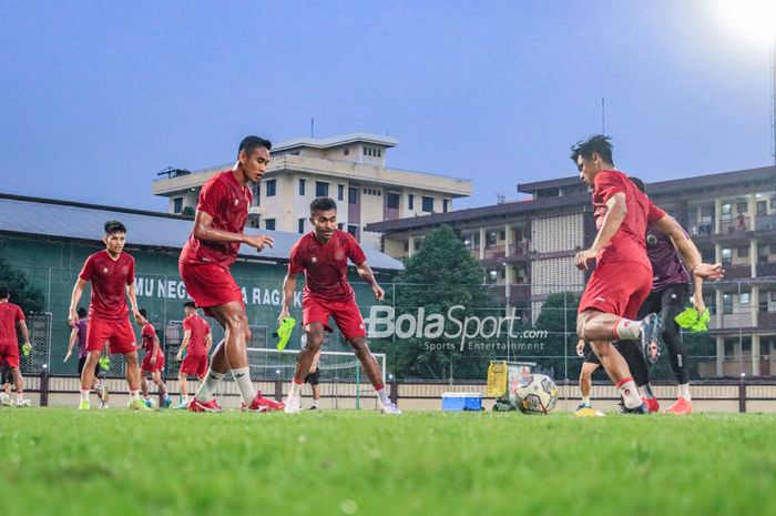 Shin Tae-yong meyayangkan sikap Yance Sayuri (tengah) yang bisa membela PSM Makassar tetapi absen perkuat timnas Indoensia.