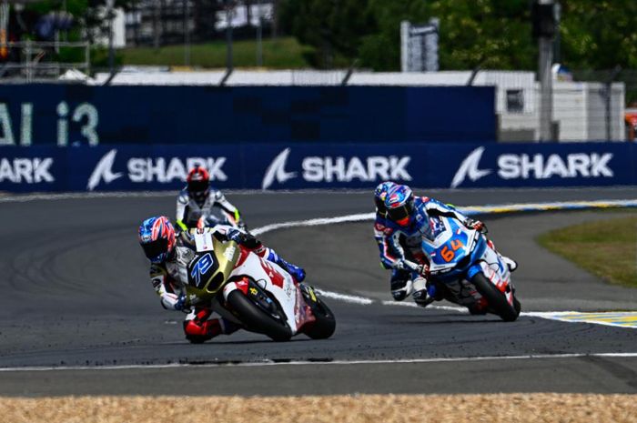 Pembalap Pertamina Mandalika SAG, Bo Bendsneyder (kanan) menggondol hasil Moto2 Prancis 2023 berupa posisi ke-18, di mana balapan digelar dalam dua kali start karena situasi red flag atau bendera merah.