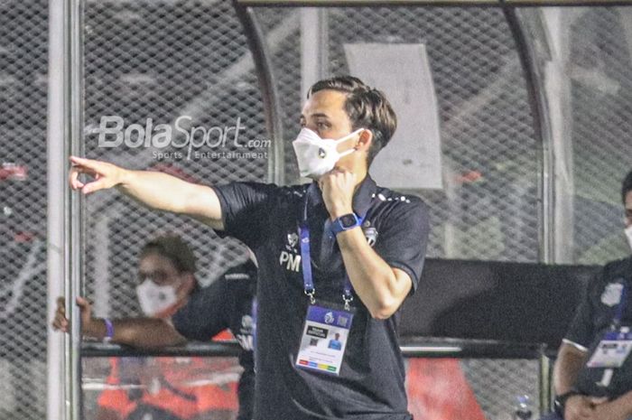 Pelatih Bhayangkara FC, Paul Munster, sedang memberikan intruksi kepada para pemainnya dalam laga pekan kelima Liga 1 2021 di Stadion Madya, Senayan, Jakarta, 29 September 2021.