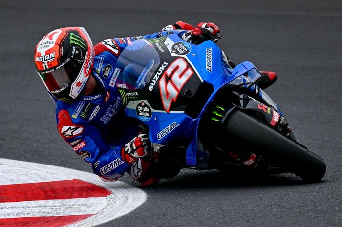 Aksi pembalap Suzuki Ecstar, Alex Rins  saat mellibas aspal pada balapan MotoGP San Marino 2022