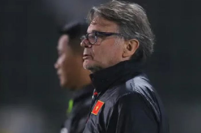 Philippe Troussier target cemooh meski Vietnam petik kemenangan di FIFA Matchday lawan Hong Kong.