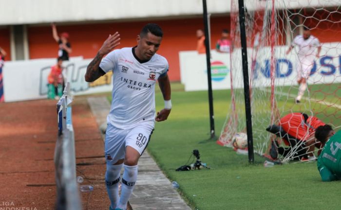 Penyerang Madura United, Alberto Goncalves, merayakan golnya ke gawang PSS Sleman di Stadion Maguwoharjo, Kabupaten Sleman pada Minggu (29/9/2019) sore.