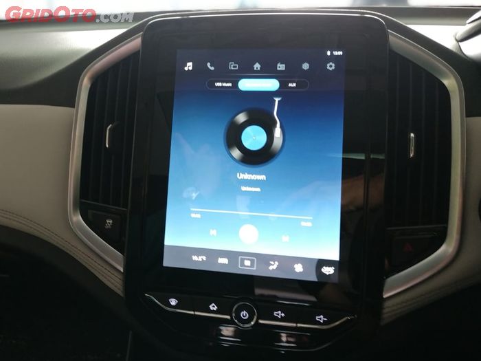 Head Unit 10,4 inci yang menjadi salah satu fitur unggulan Wuling Almaz