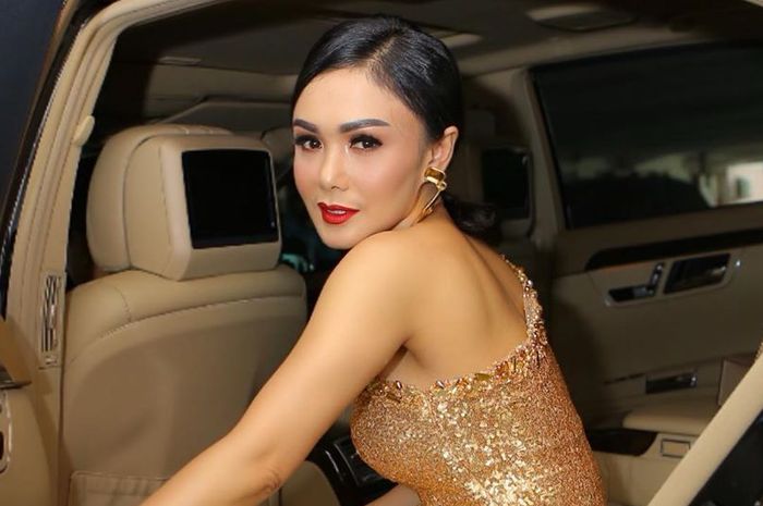 Tanpa Celana Panjang, Tampilan Super Seksi Yuni Shara ...