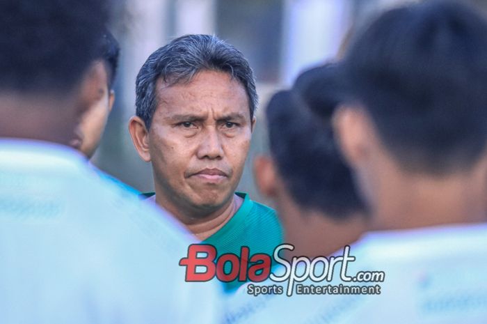 Pelatih timnas U-17 Indonesia, Bima Sakti, sedang memberikan intruksi kepada para pemainnya saat berlatih di Lapangan A, Senayan, Jakarta, Sabtu (16/9/2023) pagi.