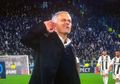 Jose Mourinho Harus Menanggung Malu Usai Terpeleset di Pembukaan Pertandingan Hoki Es