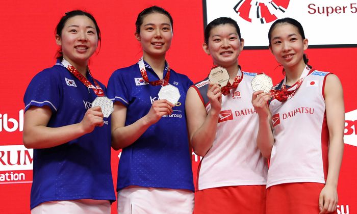 (ki-ka) Kong Hee-yong/Kim So-yeong (Korea Selatan) dan Ayaka Takahashi/Misaki Matsutomo (Jepang) di podium ganda putri Indonesia Masters 2019, Istora Senayan Jakarta, (27/1/2019).