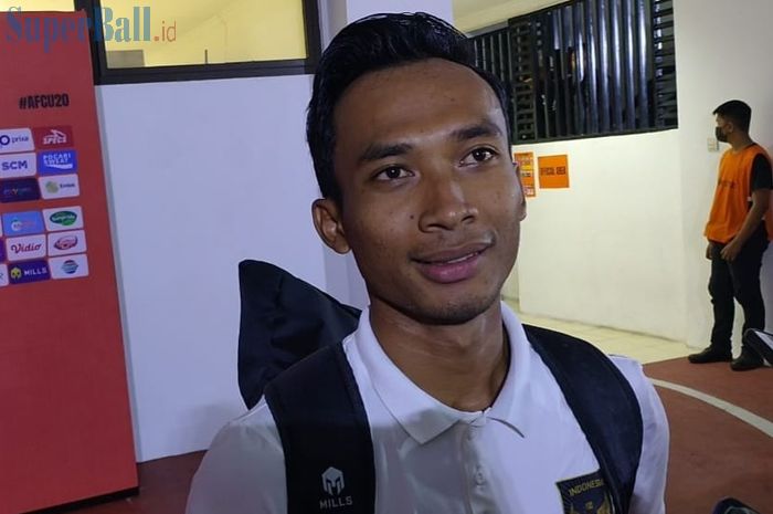 Pemain Timnas U-20 Indonesia, Robi Darwis saat menemui awak media seusai skuad Garuda melawan Hong Kong, di Stadion Gelora Bung Tomo, Surabaya, Jumat (16/9/2022).