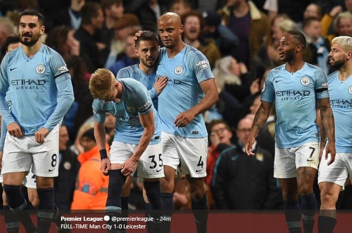 Kapten Manchester City, Vincent Kompany, berselebrasi seusai menjebol gawang Leicester City pada laga di Etihad Stadium, Senin (6/5/2019)