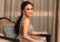 Wajah Cantik Awet Mudanya Bikin Salfok, Yuni Shara Justru Tampil Seksi Pakai Kaus Ketat Pamer Lekuk Tubuh!