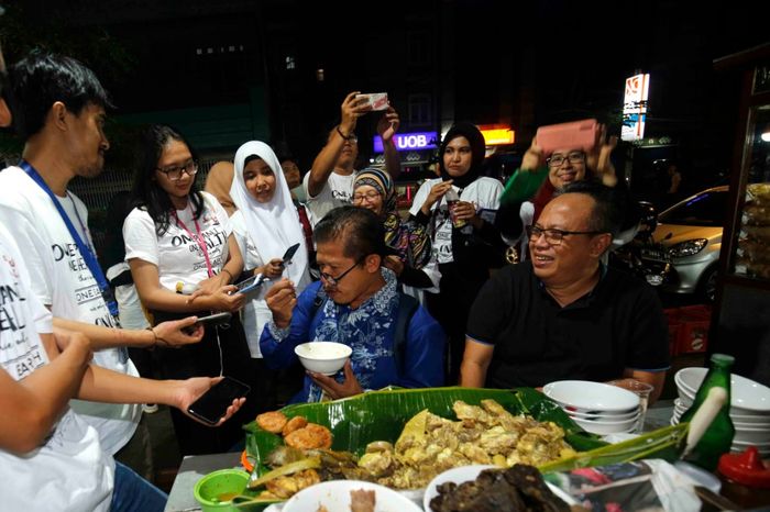 Prof. Ir. Ahmad Sylaeman, MS, PHD, guru besar IPB sedang menjelaskan mengenai waktu yang ideal mengonsumsi buah di acara Jelajah Gizi 2019.