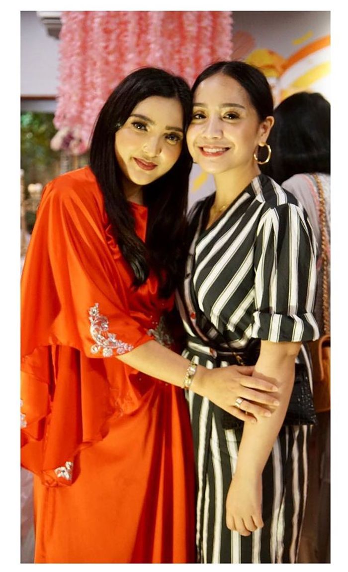 Penampilan Nagita Slavina di acara Anang Ashanty dengan jumpsuit
 

